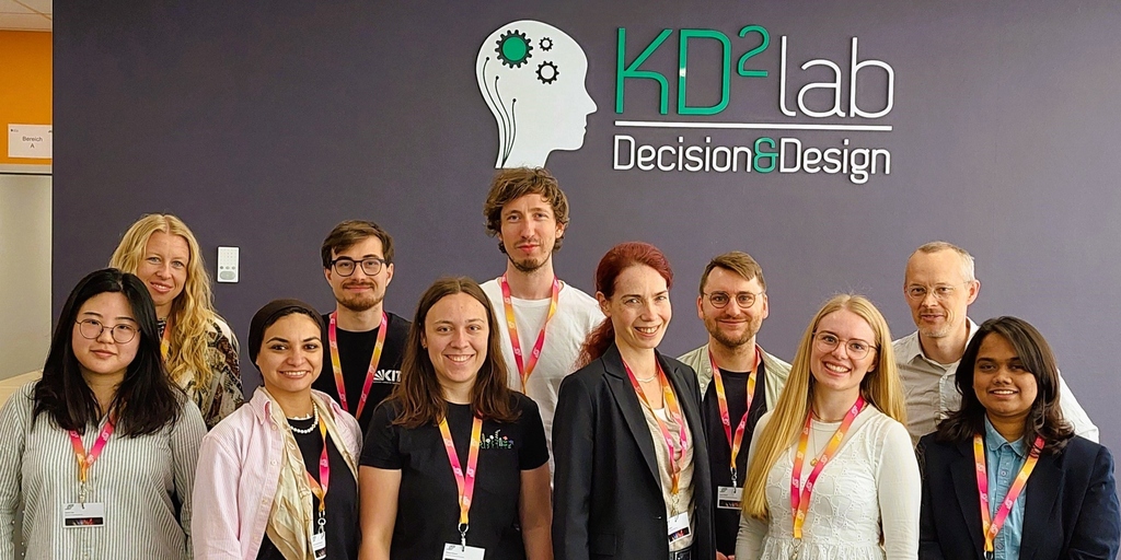 HAPS-Team vor dem Logo